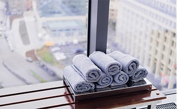 Ręczniki złożone przy oknie